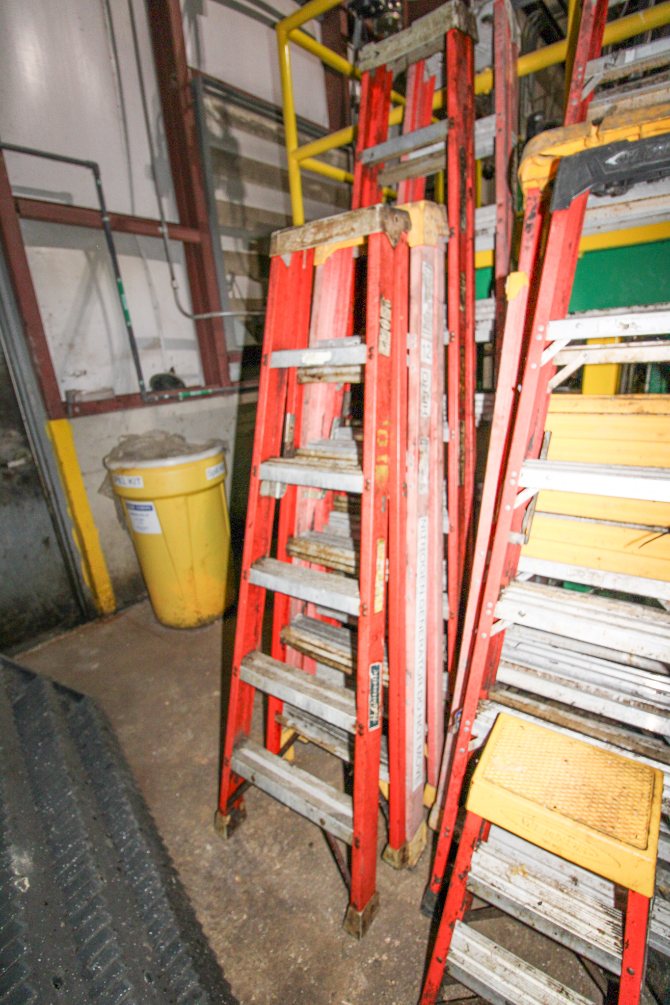 LADDERS (124 - 25230-1)
